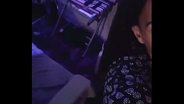 Morena con culo gigante se empotra a la sissy travesti