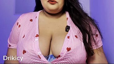 Morena tetona se masturba ordenando su polla gorda