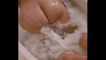 Mujer bien gruesa con nalgas enormes en el baño