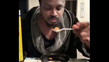 Mukbang casero de cereal con joven tocándose en riesgo