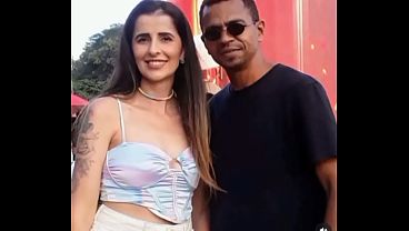 Negro domina a su esposa blanca en la piscina