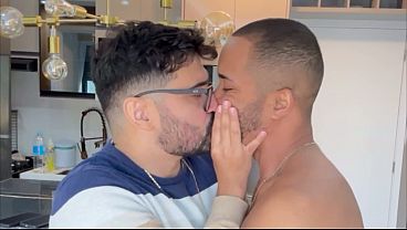 Negro dotado folla puto con polla gruesa y sin condón