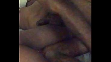 Negro musculoso hace gemir a su novio con una polla enorme
