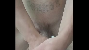 Polla dura y tatuada en primer plano con webcam