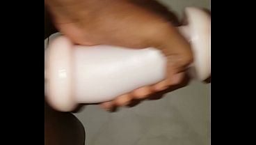Polla negra enorme llenando un coño mojado de leche