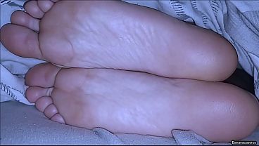 Prixilatina bajo las sábanas: su culo sube y baja como una puta obediente