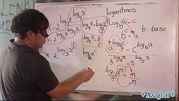 Profesora japonesa folla con alumno en el aula