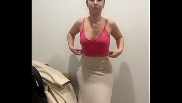 Profesora nueva se toca con su cuerpo delgado y tetas perforadas