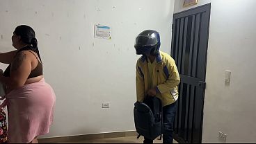 Repartidor de pizza se corre en su boca y culo