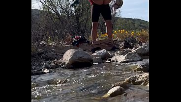 Ricky Johnson empotrando a Medusa en medio del bosque