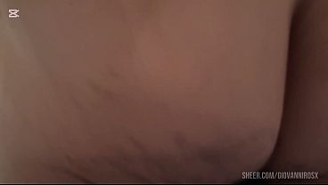 Rubia caliente follando con el repartidor y el vecino