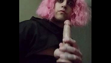 Sissy femboy cachondo jugando con su dildo en el culo