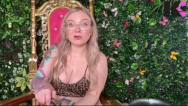 Sumisa rubia se humilla chupando su propia polla castrada