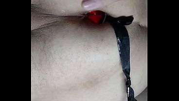 Trago el tapón anal hasta el fondo y me encanta que me dominen