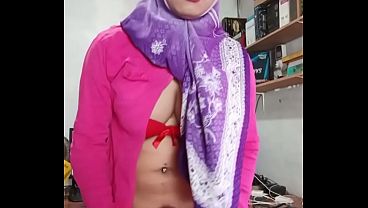 Tranny de tetas enormes se corre en vivo con pollón