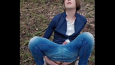 Trans con dildo en plena calle mojada