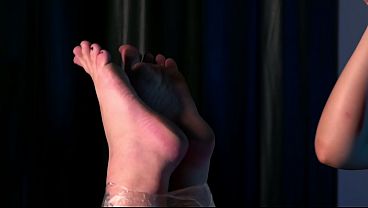 Transexual se retuerce con cosquillas en los pies desnudos