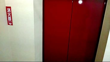 Tsukasaminami me domina en el ascensor con su polla dura