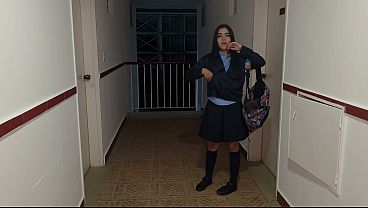 Vecina de uniforme escolar se deja empotrar en su entrada