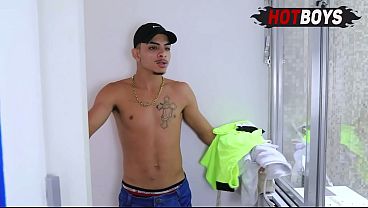 Vecino joven le rompe el culo al otro con su polla enorme