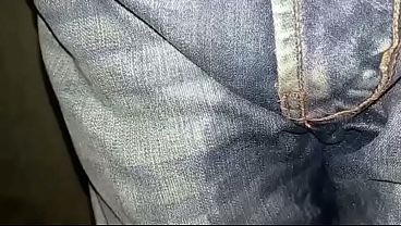 Vecino orina en jeans ajustados mientras ella se corre